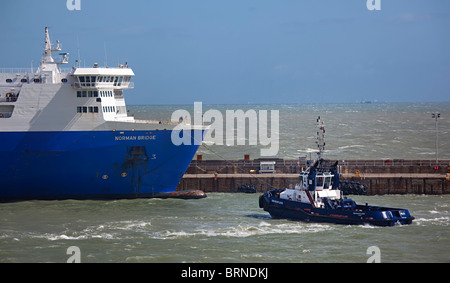 Remorqueur tirant LD Lines le ferry Norman Bridge à partir de Dover Harbour England UK Banque D'Images