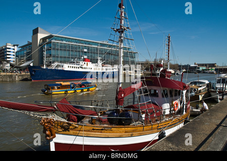 Dh Port de Bristol BRISTOL Bristol quais ferry port flottant et Bristol waterfront Banque D'Images