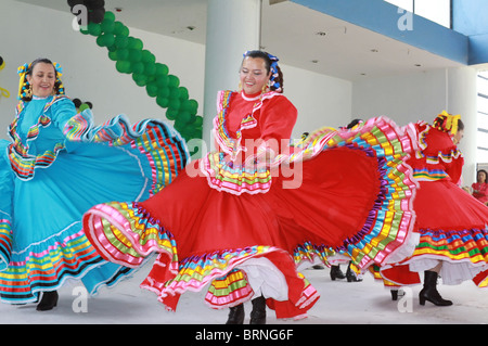 Mexican dancers performing le Jarabe Tapatio Banque D'Images