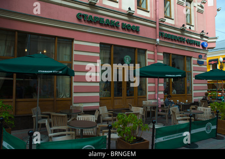 La direction générale de Starbucks café rue Arbat de Moscou Russie Europe centrale Banque D'Images