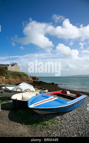 Bateaux échoués sur la plage de Llangefni Isle of Anglesey au nord du Pays de Galles UK Royaume-Uni UE Union Européenne Europe Banque D'Images