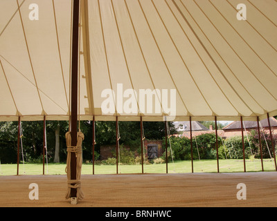 À l'intérieur d'un pôle traditionnel chapiteau toile naturelle un jour d'été Banque D'Images