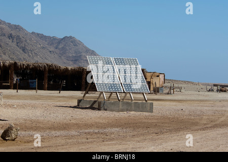 Panneaux solaires dans le désert Banque D'Images
