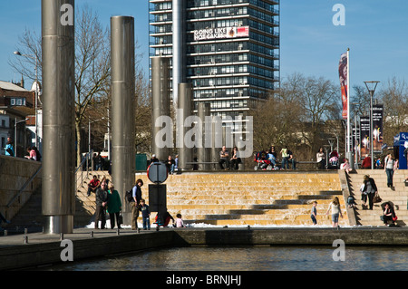 Dh St Augustines ATTEINDRE LES QUAIS DE BRISTOL Bristol port flottant la cascade des mesures de l'eau le centre-ville de Bristol ferry landing Banque D'Images