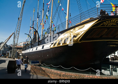 dh SS Grande-Bretagne BRISTOL DOCKS BRISTOL Brunels SS Grande-Bretagne musée dockside femme et enfant touristes navire à vapeur personnes royaume-uni Banque D'Images