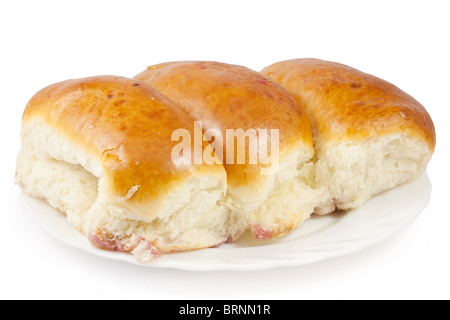 Trois galettes fraîches avec garniture aux cerises sur une assiette. Isolé sur fond blanc avec chemin de détourage. Banque D'Images