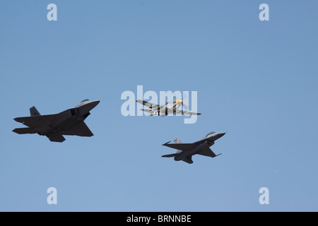 Un trio d'avions d'hier et d'aujourd'hui. Banque D'Images