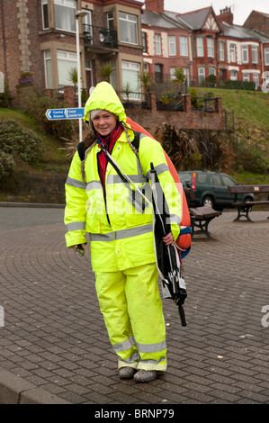 Femme lifeguard en patrouille en pleine tempête New Brighton UK Wirral Banque D'Images