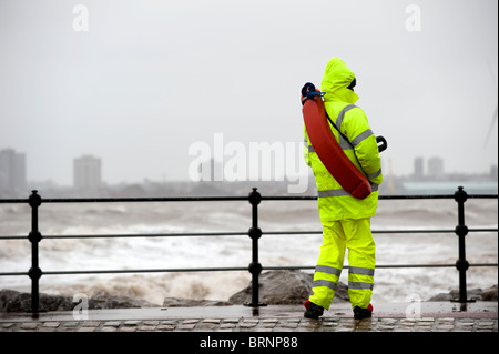 Lifeguard en patrouille en pleine tempête New Brighton UK Wirral Banque D'Images