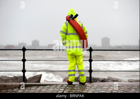 Lifeguard en patrouille en pleine tempête New Brighton UK Wirral Banque D'Images