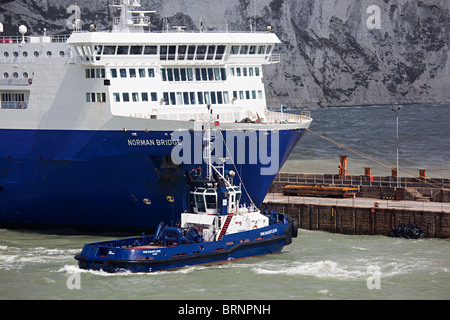 Remorqueur tirant LD Lines le ferry Norman Bridge à partir de Dover Harbour England UK Banque D'Images