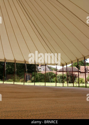 À l'intérieur d'un pôle traditionnel chapiteau toile naturelle un jour d'été Banque D'Images