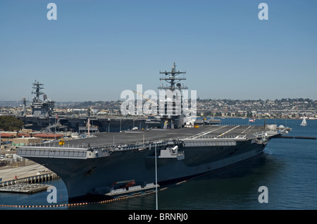 Le CVN 76 Ronald Reagan, un porte-avions de la classe Nimitz, dans la baie de San Diego, San Diego, Californie, USA (Le Nimitz dans le BG) Banque D'Images