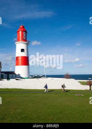 Un couple d'âge moyen de marcher sur le sentier du littoral passer le phare Souter Whitburn Tyne et Wear Banque D'Images