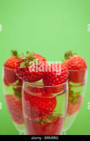 Des flûtes à champagne contenant du champagne et des fraises, close-up Banque D'Images