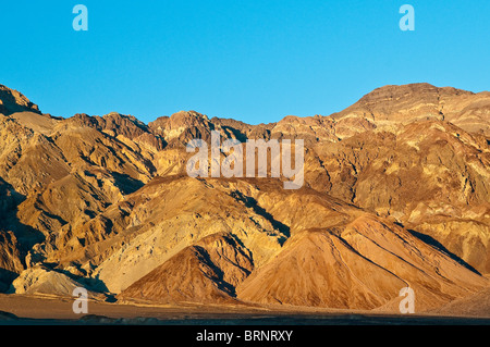 L'artiste formations rocheuses en route au crépuscule, Death Valley National Park, California, USA Banque D'Images