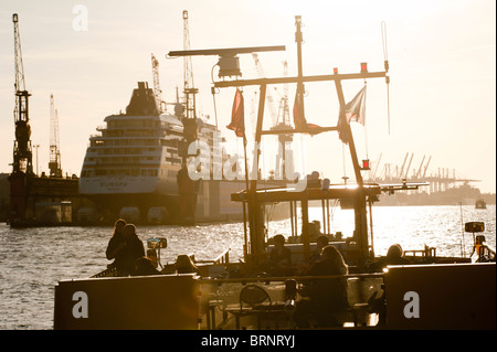 Allemagne Hambourg , port fluvial avec ferry et chantier naval Blohm et Voss avec bateau de croisière Europa de Hapag Lloyd compagnie maritime en quai flottant Banque D'Images