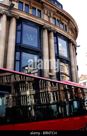 Un bus rouge à l'extérieur de Waterstones book store dans la ville d'Oxford, Angleterre Banque D'Images