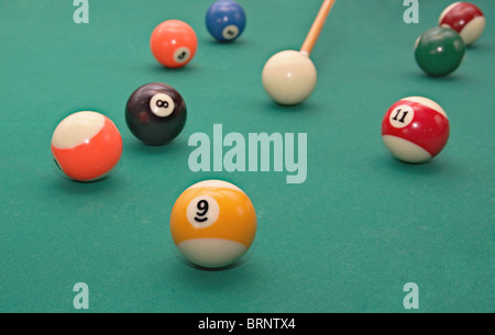 Boules de billard sur une table de billard vert Banque D'Images