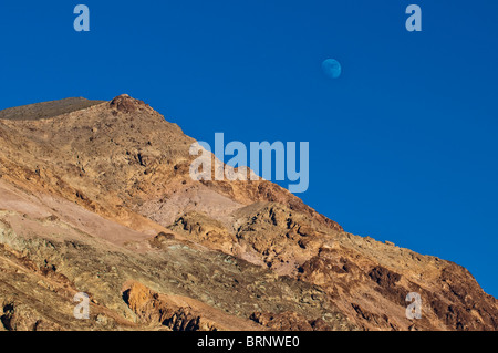 L'artiste formations rocheuses en route au crépuscule, Death Valley National Park, California, USA Banque D'Images