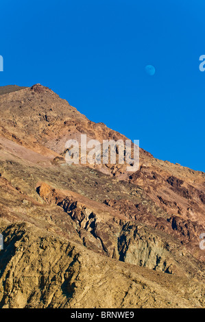 L'artiste formations rocheuses en route au crépuscule, Death Valley National Park, California, USA Banque D'Images