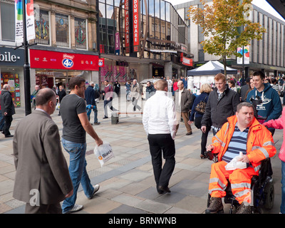 Northumberland Street une rue commerçante piétonne dans le centre-ville de Newcastle Upon Tyne, avec une entrée d'Eldon Square Banque D'Images