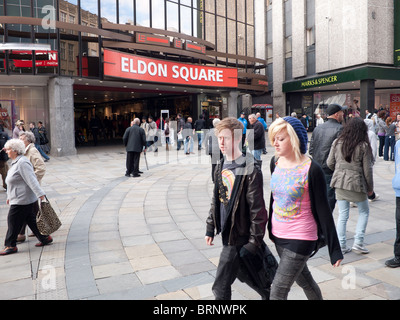 Northumberland Street une rue commerçante piétonne dans le centre-ville de Newcastle Upon Tyne, avec une entrée d'Eldon Square Banque D'Images