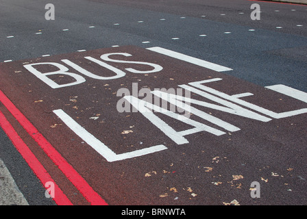 Des voies de bus sur Road à Londres Banque D'Images