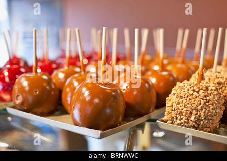 Candy Apples sur des bâtons, dans un magasin de bonbons. Banque D'Images