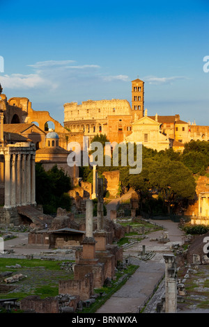 La dernière lumière du coucher du soleil sur les ruines du Forum Romain, Rome Lazio Italie Banque D'Images