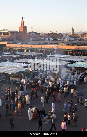 Marrakech : AUGMENTATION DE LA VUE SUR UNE LONGUE Place Djemaa el Fna Banque D'Images