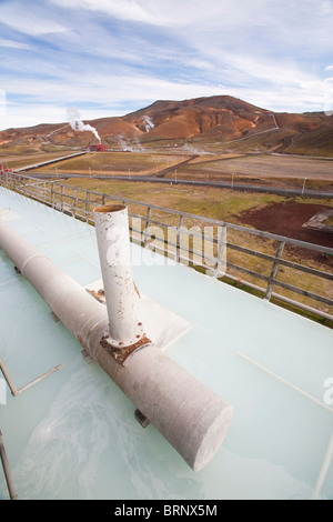 La tour de refroidissement à la centrale géothermique de Krafla. Banque D'Images