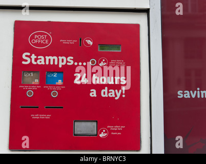 UK stamp machine, à l'extérieur d'un bureau de poste de Londres, la vente de timbres de 1re et 2e classe Banque D'Images