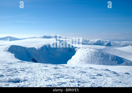 En regardant vers le nord de la SHY'M du sommet des pentes de Cairn Gorm, en Écosse. Banque D'Images