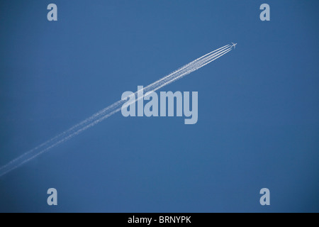 Passenger jet blue sky white traînée de condensation Banque D'Images