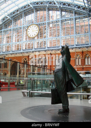 Statue de John Betjeman poète par Martin Jennings, St Pancras International Station Banque D'Images