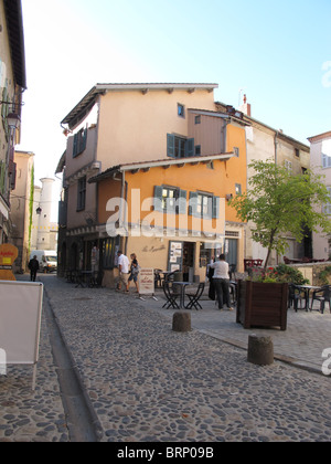 Maisons colorées et Restaurant Marquet dans la vieille ville, rue Savavon, Brioude, Auvergne, France Banque D'Images