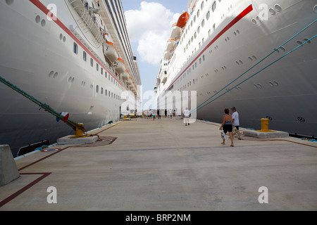 Deux navires de croisière de carnaval amarré à côté de l'autre à Cozumel, Mexique Banque D'Images