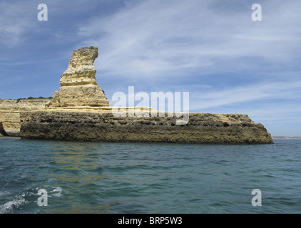 Une croisière le long de la côte de l'Algarve de l'ouest d'Albufeira où il y a des rochers de grès comme ce sous-marin l'un en forme de Banque D'Images