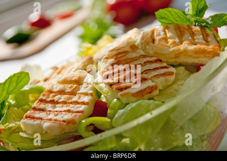 Salade de fromage Halloumi Banque D'Images