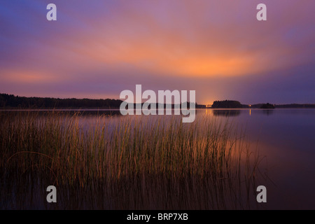 Nuit à Hvalbukt dans le lac Vansjø, Rygge kommune, Østfold fylke, la Norvège. Vansjø est une partie de l'eau appelé système Morsavassdraget. Banque D'Images