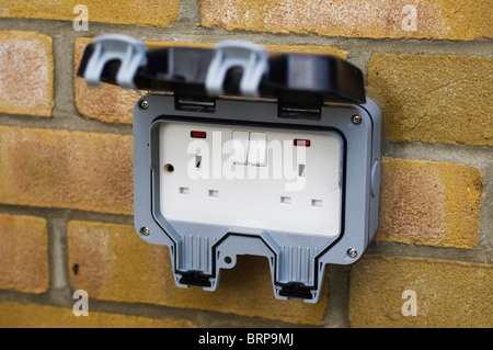 Prise d'alimentation secteur externe secteur de l'électricité fixée à un mur de briques. Banque D'Images