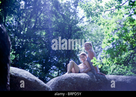 Femme et fille en forêt Banque D'Images