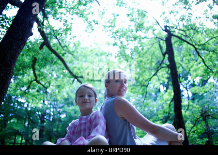 Femme et fille en forêt Banque D'Images