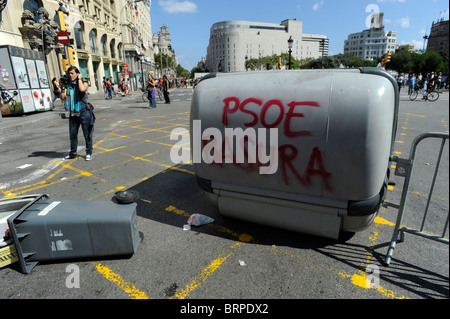 Conteneurs de barrière au cours d'affrontements dans le centre ville de Barcelone au cours de la grève générale sur l'Espagne.Le 29 septembre 2010 Banque D'Images