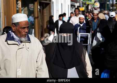 Des gens de diverses origines ethniques, majoritairement musulmans autour du marché sur Whitechapel High Street à l'Est de Londres. Banque D'Images