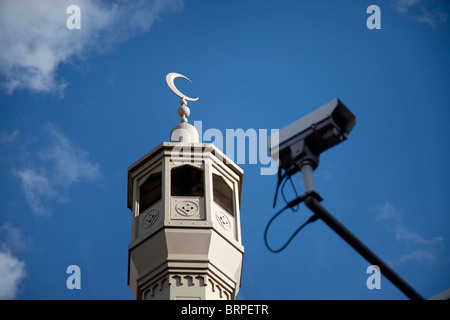 Minaret et une caméra de vidéosurveillance à l'East London Mosque sur Whitechapel High Street dans l'East End de Londres. Banque D'Images