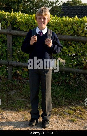 Portrait d'un écolier en uniforme lors de sa première journée à l'École des cadres supérieurs Banque D'Images
