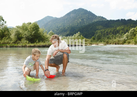 Temps libre au bord de la rivière, dans les montagnes Banque D'Images