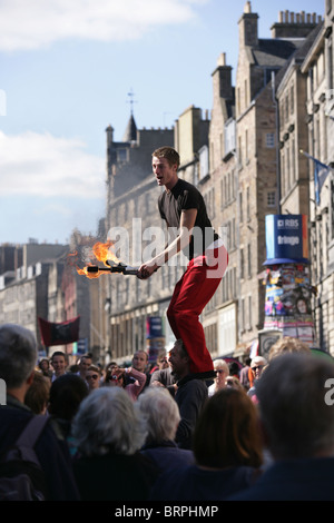 Artiste de rue sur le Royal Mile Edinburgh pendant le Festival. Banque D'Images